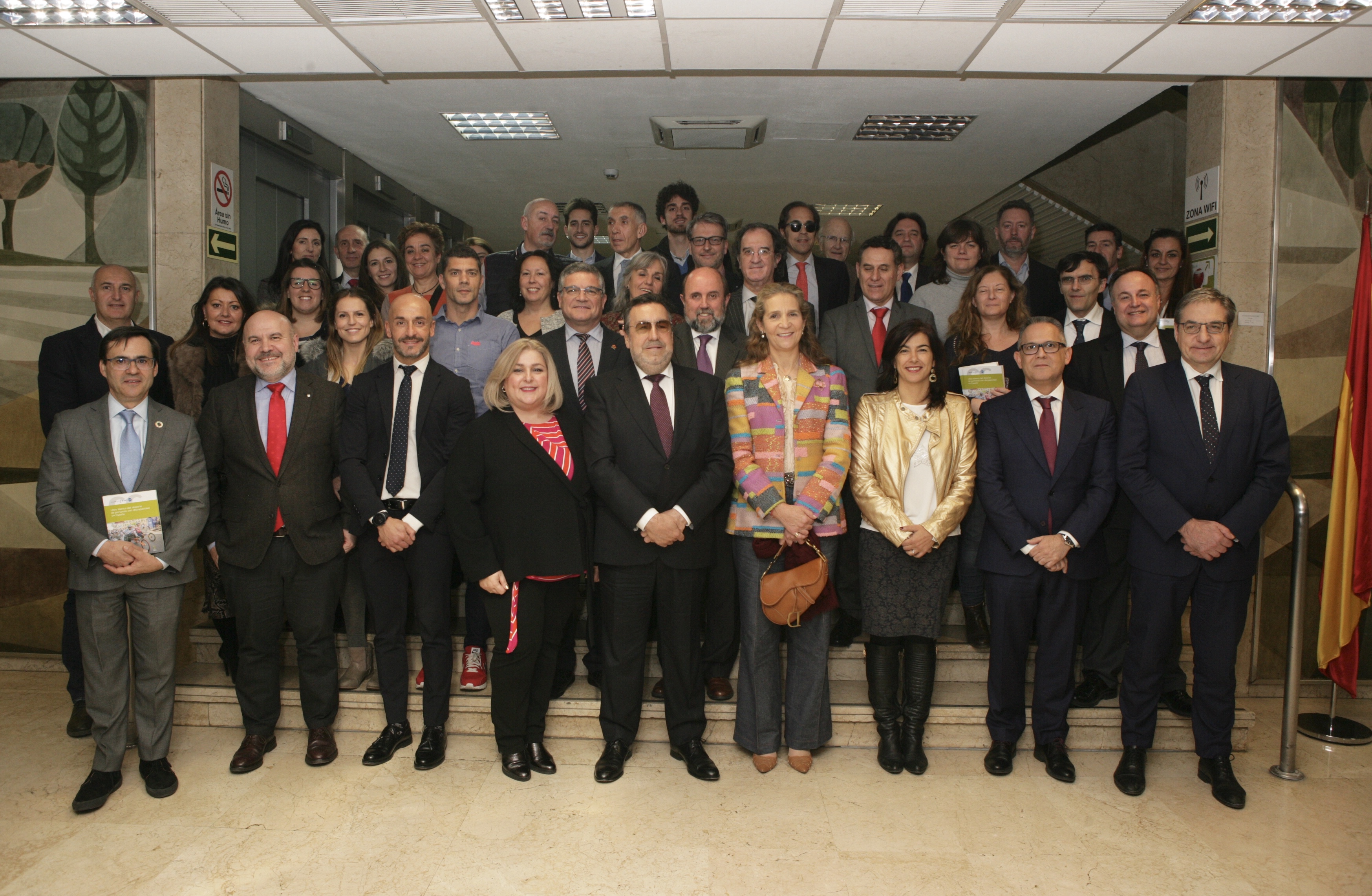 Foto de familia de la Asamblea con la infanta y las autoridades deportivas a las puertas del CSD