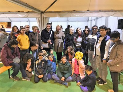 Foto de familia del grupo escolar con el director y los profesores