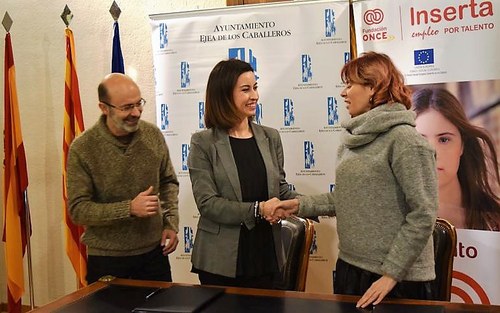 La alcaldesa, Teresa Ladrero (a la izquierda), estrecha la mano de Virginia Carcedo tras suscribir el convenio