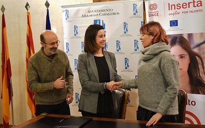 La alcaldesa, Teresa Ladrero (a la izquierda), estrecha la mano de Virginia Carcedo tras suscribir el convenio