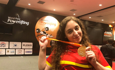 La levantadora Loida Zabala, con su medalla