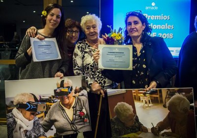 Las ganadoras, con sus respectivos premios, muestran las fotografias sobre lienzo merecedoras del galardón