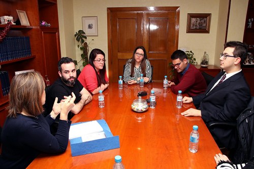 Los cinco jóvenes reunidos durante la entrevista para Así Somos