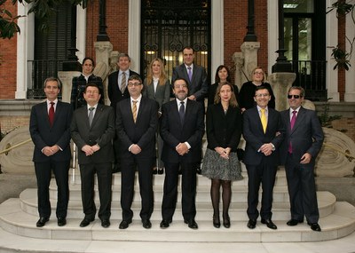 Los miembros del Consejo General, en su actual composición, al completo, posan en la puerta de su sede en Madrid