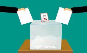 Montaje gráfico de dos manos introduciendo su respectiva papeleta en una urna electoral