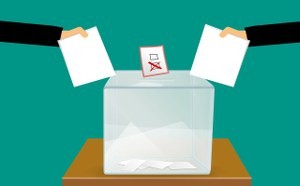 Montaje gráfico de dos manos introduciendo su respectiva papeleta en una urna electoral