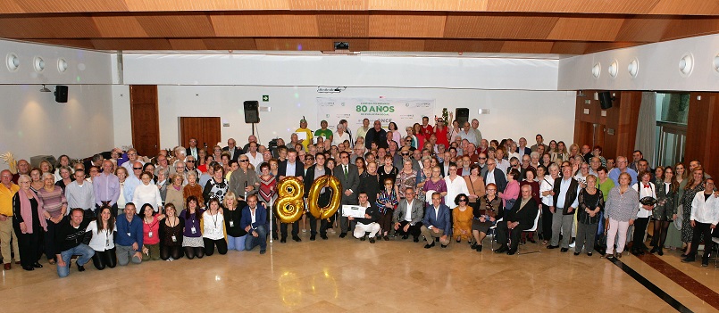 Foto de familia de todos los asistentes con los representantes de la ONCE tras la visita de Miguel Carballeda