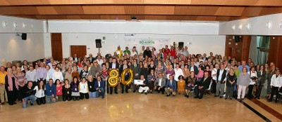 Foto de familia de todos los asistentes con los representantes de la ONCE tras la visita de Miguel Carballeda