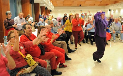 Los asistentes aplauden y bailan la conga al final del espectáculo