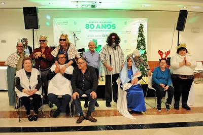 Los integrantes del 'Belén viviente' posan con sus disfraces