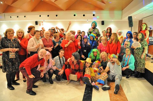 Los más animosos de la fiesta posan tras el espectáculo