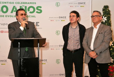Miguel Carballeda se dirige a los asistentes en presencia de Andrés Ramos y Ángel Luis Gómez