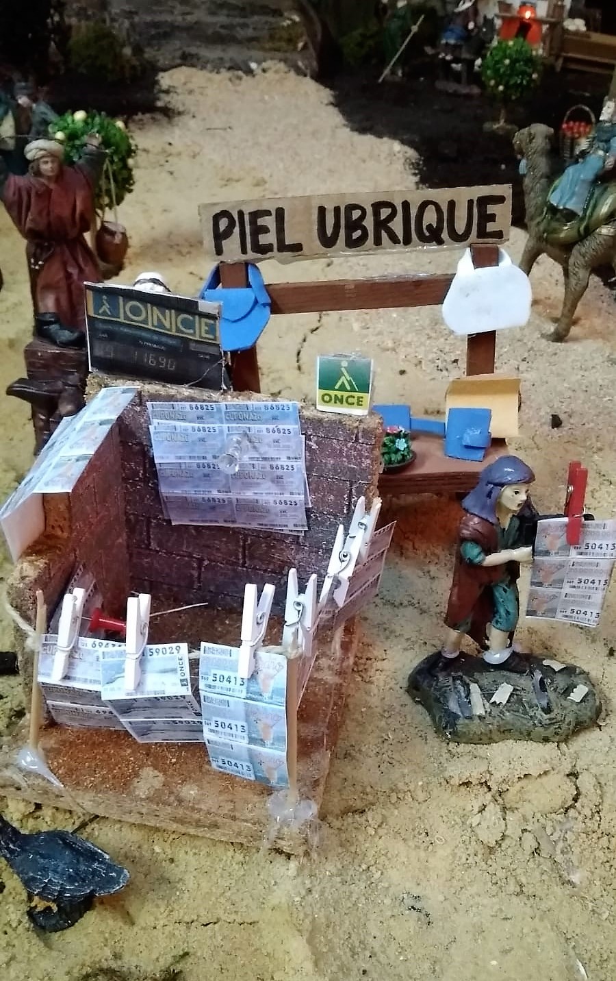 Otra singular escena del nacimiento, ésta recreando un puesto de venta de productos de juego de la ONCE