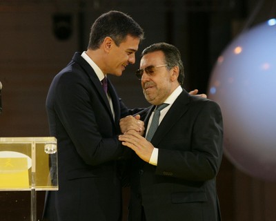 Pedro Sánchez abraza a Miguel Carballeda en la celebración del acto de Santa Lucía