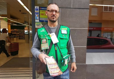 Sergio, a la puerta del centro comercial de Almería en el que ejerce cotidianamente la venta