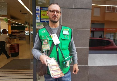 Sergio, a la puerta del centro comercial de Almería en el que ejerce cotidianamente la venta