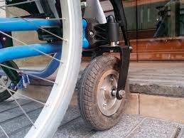 Una silla de ruedas choca con el escalón que le impide acceder a un portal de viviendas