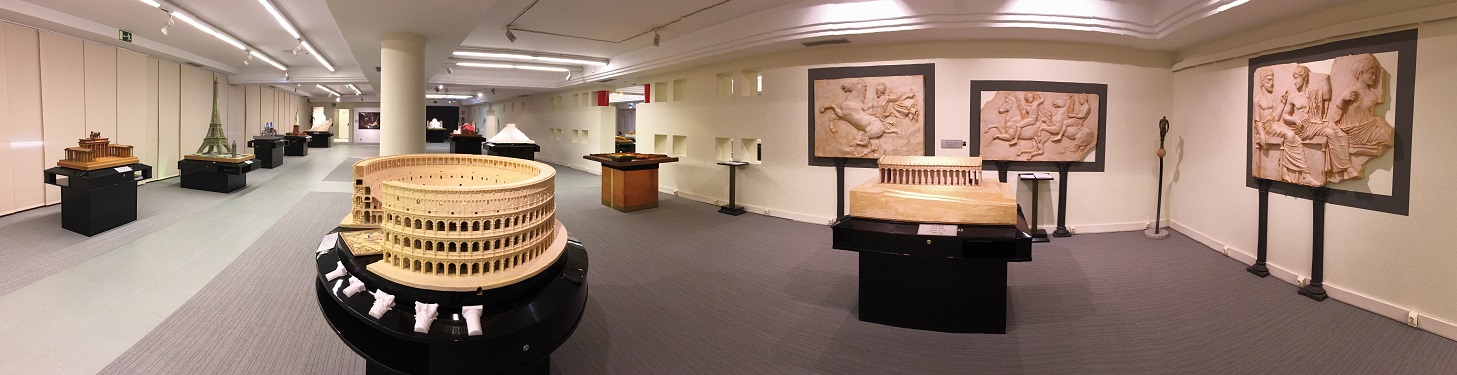 Vista panorámica de la sala de maquetas de monumentos del Museo Tiflológico