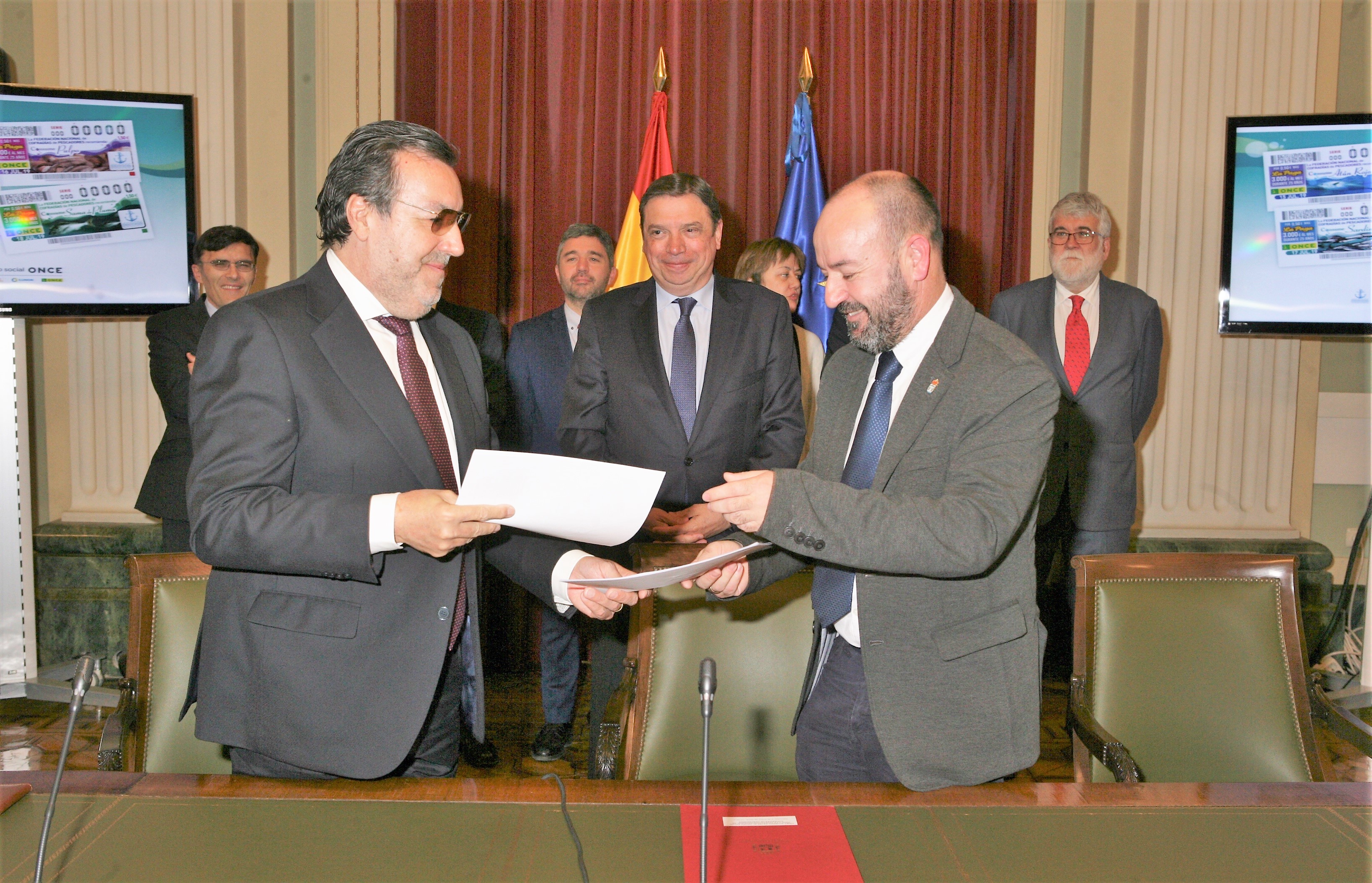 Carballeda y Otero tras firmar el acuerdo en presencia del ministro Planas, en el centro de la imagen 