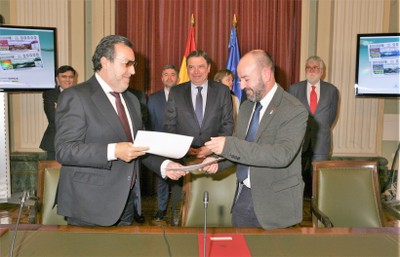 Carballeda y Otero tras firmar el acuerdo en presencia del ministro Planas, en el centro de la imagen 
