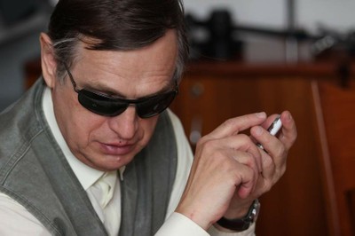 Persona ciega con un teléfono móvil