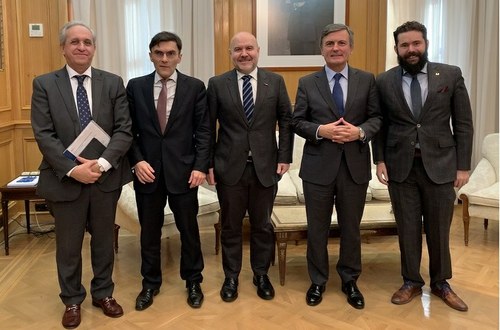 Foto de familia de todas las entidades firmantes junto al secretario de estado, Pedro Saura, segundo por la derecha.