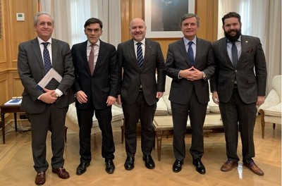 Foto de familia de todas las entidades firmantes junto al secretario de estado, Pedro Saura, segundo por la derecha.