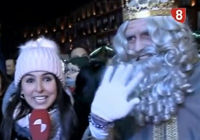 El rey Melchor, que acogió en su carroza de Valladolid a un grupo de niños con discapacidad, entrevistado por la TV de Castilla y León