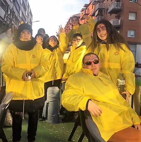 Jóvenes voluntarios de la ONCE, en la carroza de la cabalgata de Mataró