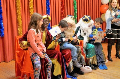 Nuestros 'particulares' Reyes Magos de la ONCE en Salamanca, repartiendo regalos e ilusión entre niños con discapacidad en la Agencia local de la entidad