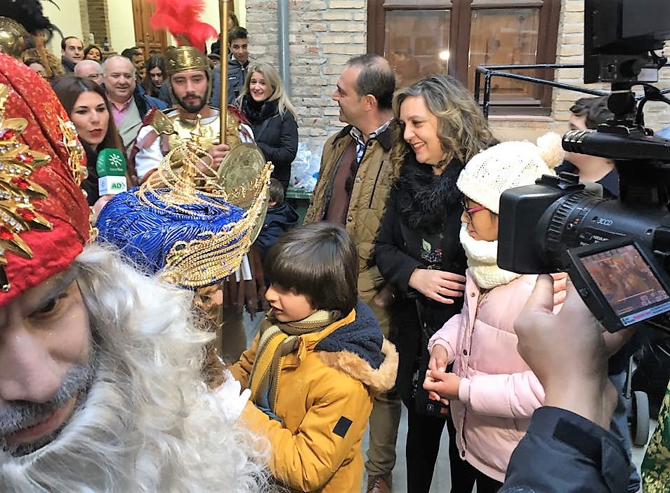 Otro niño afiliado de Granada recorriendo al tacto el atavío de los Reyes Magos