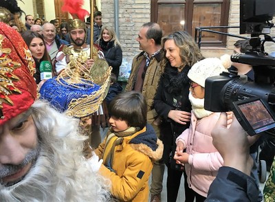 Otro niño afiliado de Granada recorriendo al tacto el atavío de los Reyes Magos