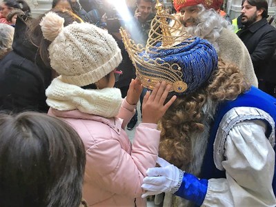 Una niña ciega reconoce al tacto la corona y el rostro del rey Gaspar en Granada