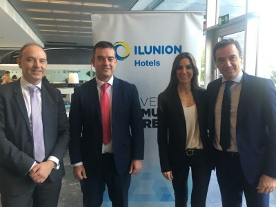 De izquierda a derecha: Carlos Domínguez,  Álvaro Carrillo de Albornoz, Patricia Otero, directora de transformación, innovación y excelencia de ILUNION Hotels, y José Ángel Preciados