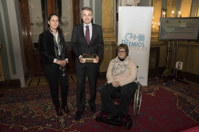 El expresidente Rodríguez Zapatero, recogien su galardón en los premios cermi.es 2017, en el apartado CERMI-Mujeres