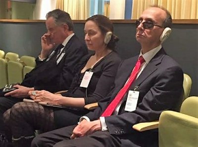Fred Schroeder, presidente de la UMC (a la derecha), junto a Patricia Miller y Marc Maurer, de la Federación de Ciegos de Estados Unidos, acuden a la resolución de la ONU