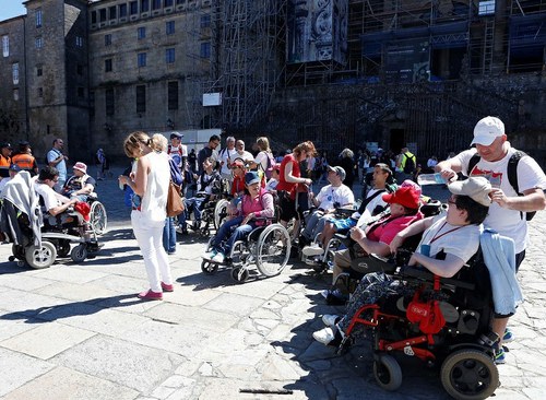 Grupo de personas con discapacidad en la la Plaza del Obradoiro