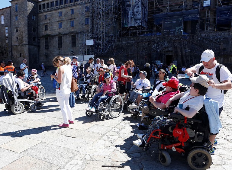 Grupo de personas con discapacidad en la la Plaza del Obradoiro