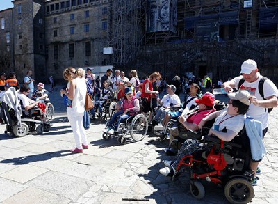 Grupo de personas con discapacidad en la la Plaza del Obradoiro