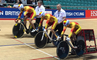 Los ciclistas españoles en línea de salida en la prueba por equipos