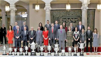Los reyes con todos los galardonados