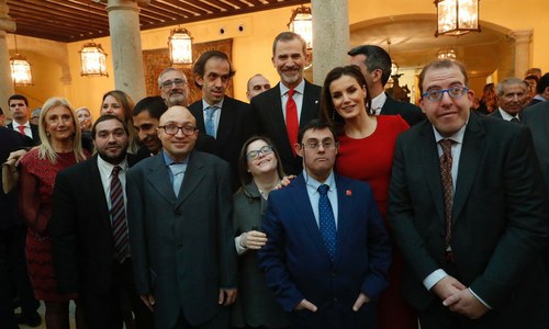 Los reyes Felipe y Letizia con el equipo de la película "Campeones" (Foto: Casa Real)