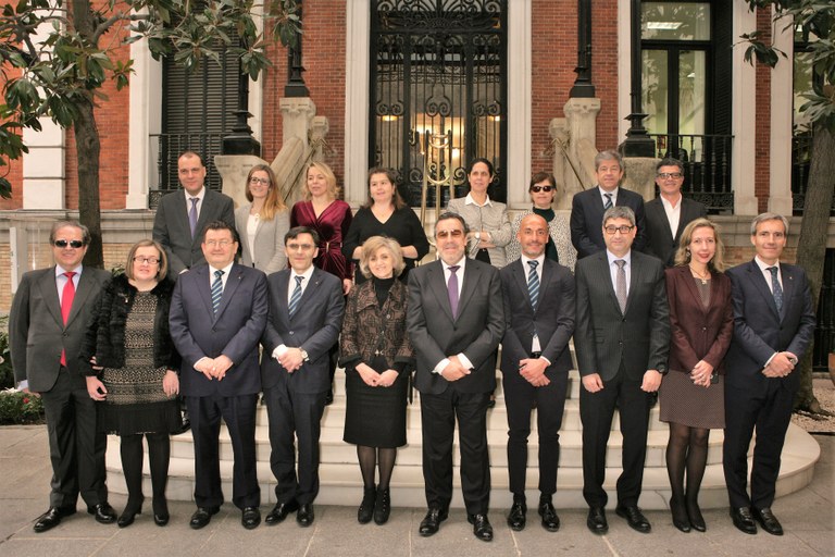 El nuevo Consejo, en Pleno, posa a las puertas de su sede en Madrid, junto a Carcedo y Celada