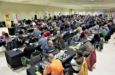 Panorámica general del salón del Torneo con todos los participantes en plena partida