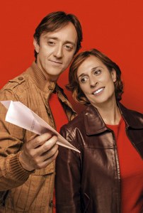 Imagen del cartel de la obra 'La bona persona de Sezuan' con sus dos protagonistas principales