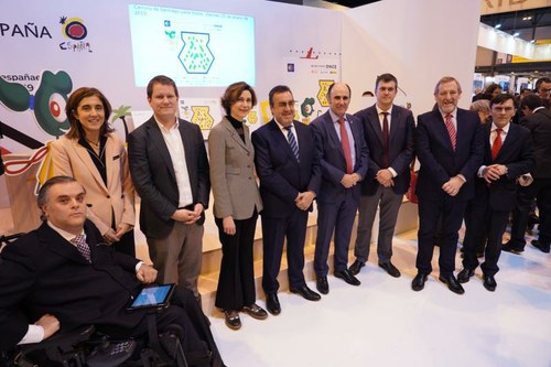 La secretaria de Estado de Turismo junto a Miguel Carballeda y responsables de la Fundación ONCE en Fitur