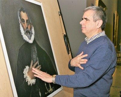 Alberto Daudén, afiliado a la ONCE, toca una reproducción en relieve de "El caballero con la mano en el pecho" de El Grego, cuadro de la exposición "Hoy toca el Prado"