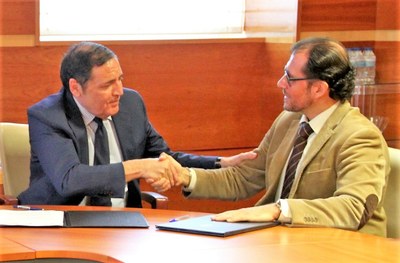 Antonio María Sáez (a la izquierda) e Ismael Pérez, tras rubricar el acuerdo