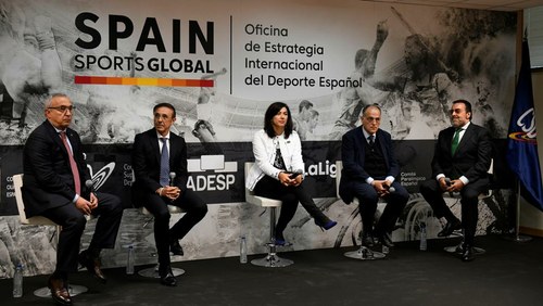 De iz. a dcha: Alejandro Blanco, presidente del COE; José Hidalgo , presidente de la ADE, María José Rienda; Javier Tebas, presidente de la Liga de Fútbol Profesional, y Miguel Carballeda, presidente del CPE, durante la presentación de la Oficina 