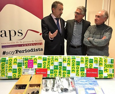 De izquierda a derecha, Cristóbal Martínez, Rafael Rodríguez y José Bejarano presentan en Sevilla el material enviado este año por la ONCE
